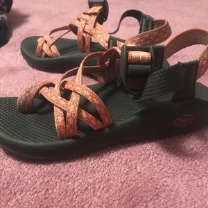 Size 8 women’s coral chacos